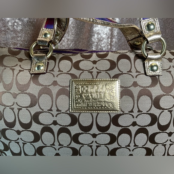 Coach Poppy - Picture 10 of 15